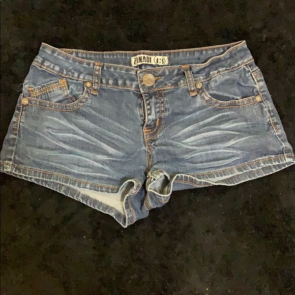 Short shorts - Picture 1 of 2